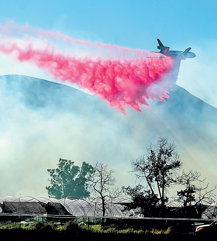 Atacan el fuego desde el aire. (Noah Berger | AP)
