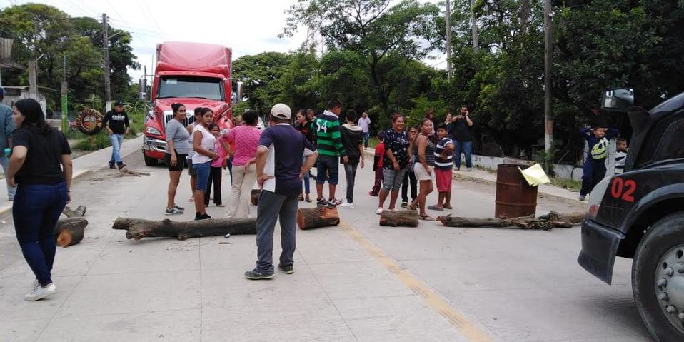 Bloqueo de carretera Anáhuac, en Pueblo Viejo.