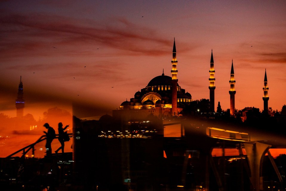 Estambul. Gente cruza por el puente Halic durante el atardecer. (AFP)