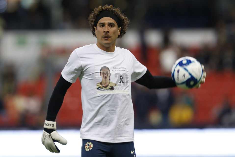 Jugadores del América calientan portando una playera con el rostro de Diana González (Imago7)