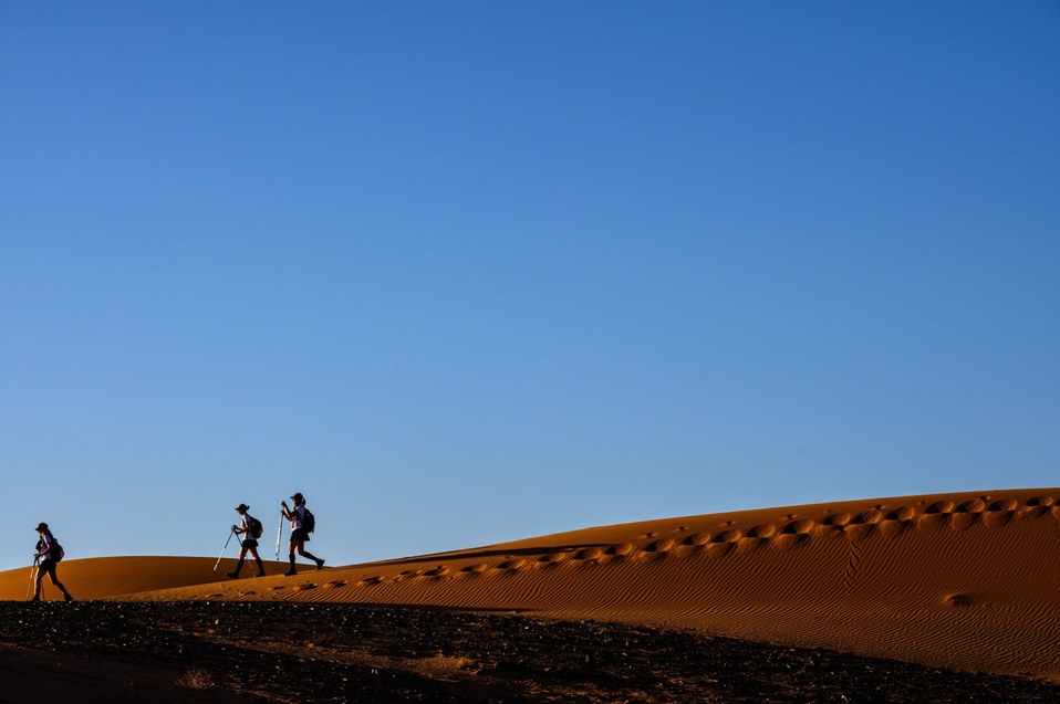 Marruecos. Tres mujeres participan en una caminata en el desierto Rose Trip Maroc. (AFP)