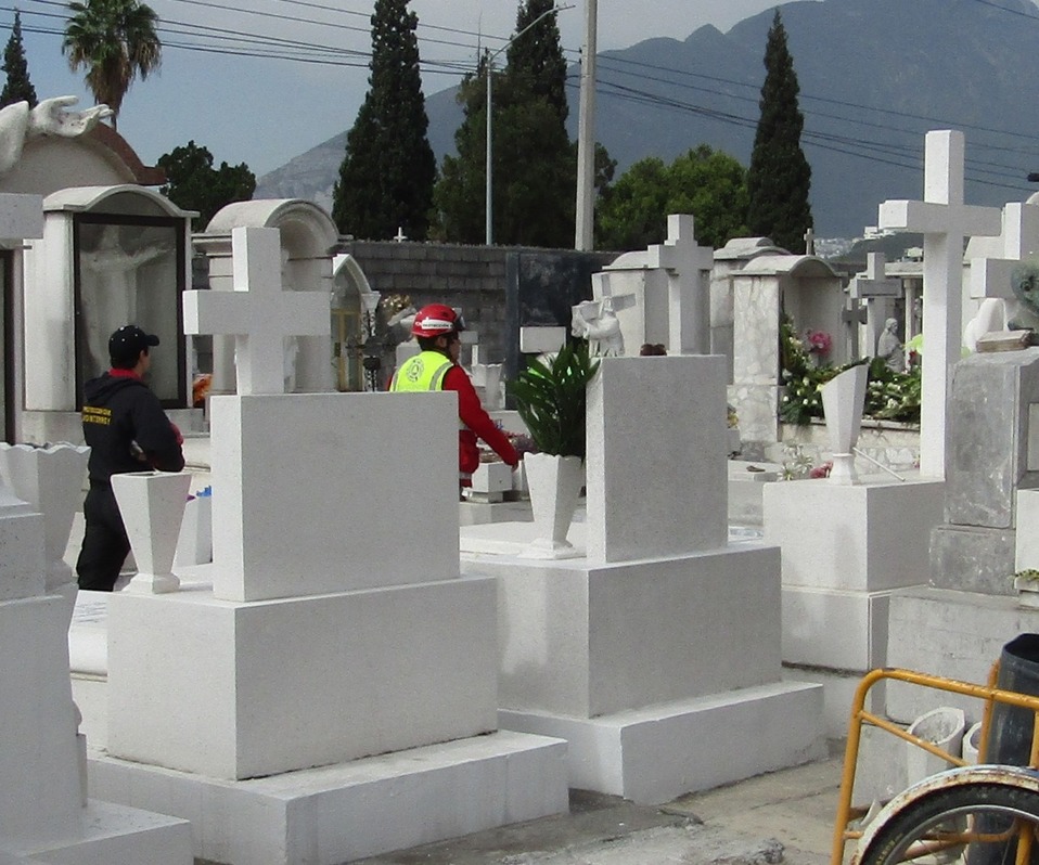 Por Día de Muertos, elementos de Protección Civil  implementaron el operativo “Santos Difuntos” en panteones de Monterrey.  (Foto: Carolina León)