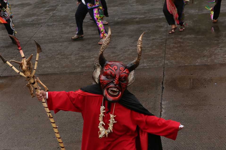 Un niño disfrazado de diablito formó parte del desfile por Día de Muertos en la CdMx. (Octavio Hoyos)