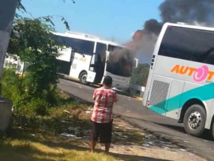 Pobladores incendian camiones en carretera Acapulco-Zihuatanejo. (Especial)