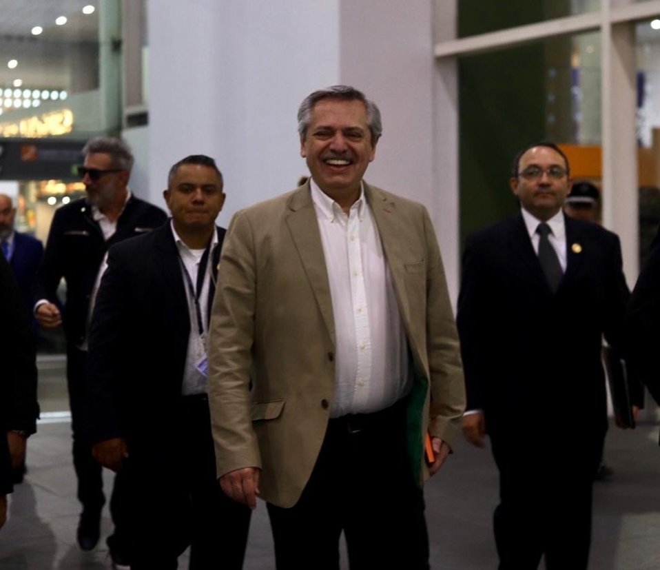 El presidente electo de Argentina, Alberto Fernández, en el AICM. (@SRE_mx)