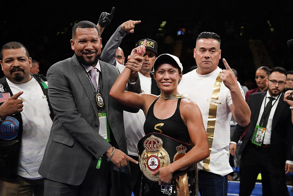 Siniesa Estrada vence a Marlen Esparza y consigue la vacante interina mosca del Consejo Mundial de Boxeo (Imago 7)