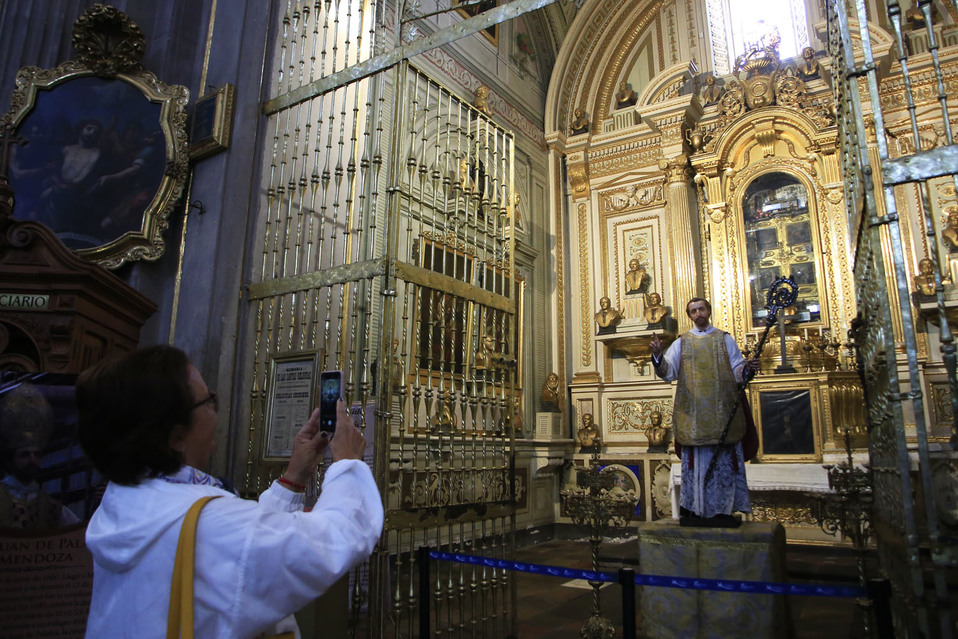 Desde las 10:00 horas, los visitantes hicieron fila para ingresar a este espacio religioso, el cual se abre una vez al año para el público en general.