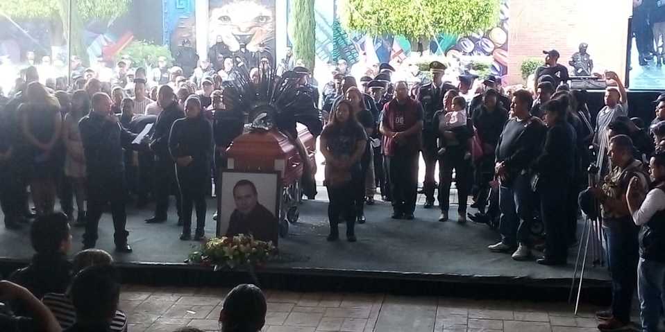 El cuerpo del alcalde fue despedido en la explanada del palacio municipal. / Héctor Téllez