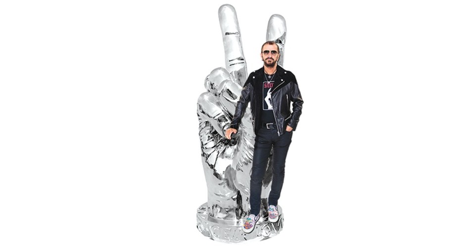 Escultura de la mano de Ringo Starr con el signo de Amor y Paz (Especial).