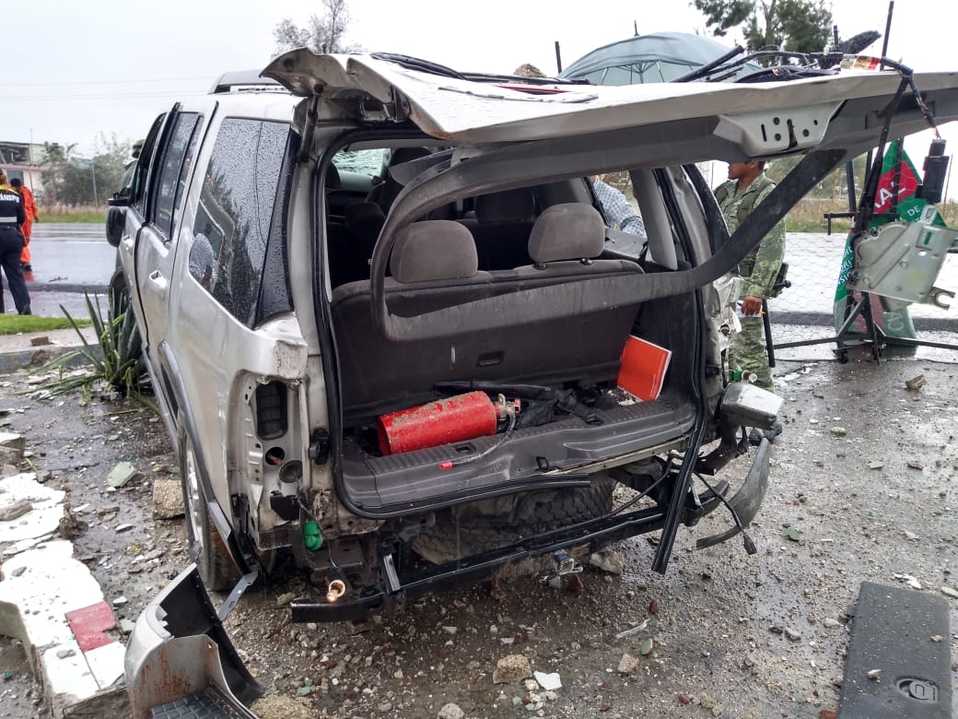 Específicamente chocó contra la entrada al área del Primer Regimiento Mecanizado, donde dañó la barda y las rejas de protección. (Especial)