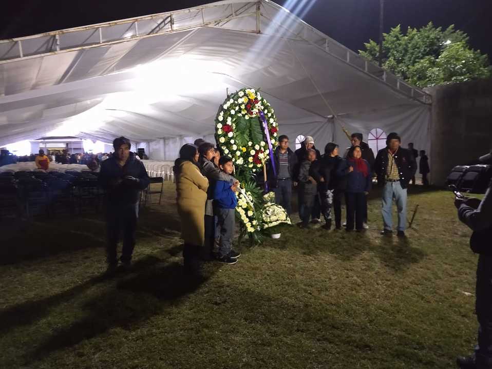 Familiares y amigos llevaron coronas de flores a la casa del alcalde de Valle de Chalco, donde su cuerpo será velado. (Paola Betancour)