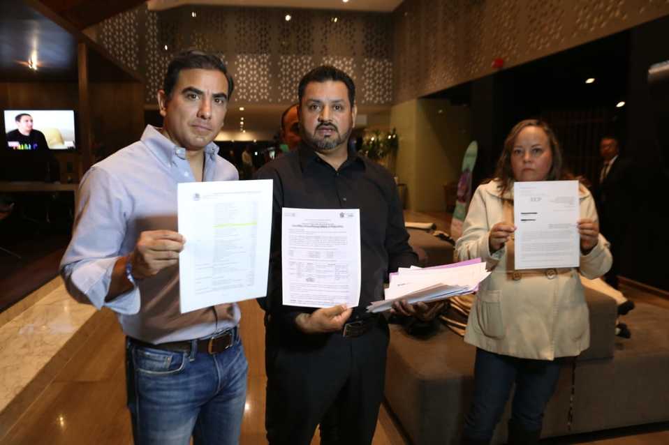Geovanni Conde García acompañado por Alfonso Robledo Leal, diputado federal del PAN. Foto: Raúl Palacios.
