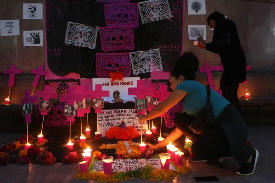Marea Verde instala altar de Muertos. (José Luis Tapia)