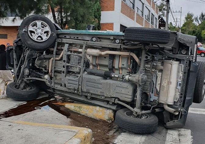 Los oficiales que conducían la patrulla fueron diagnosticados como policontundidos./ SSC
