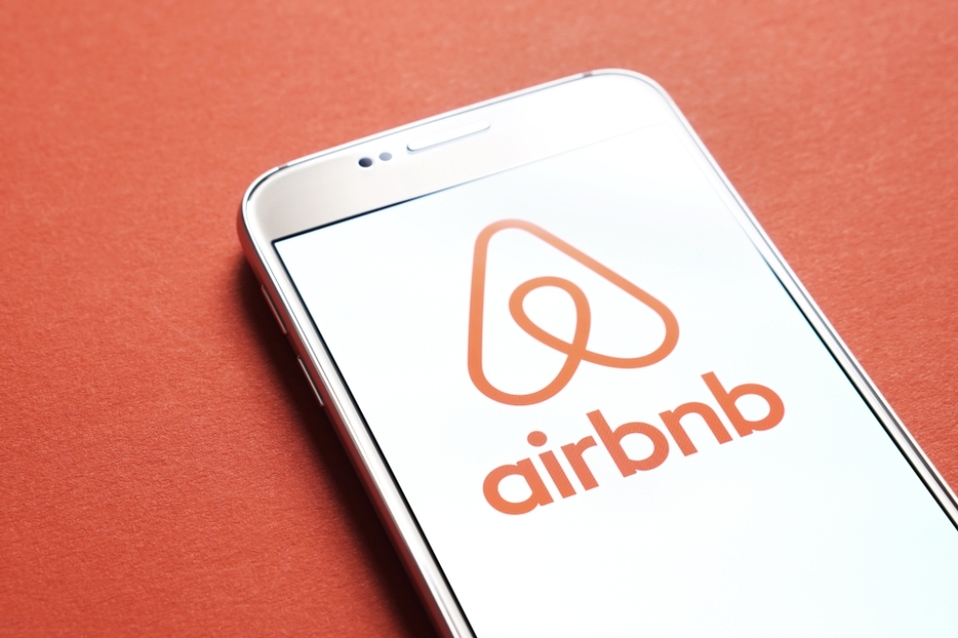 Airbnb ya no rentará propiedades para hacer fiestas. (Shutterstock)