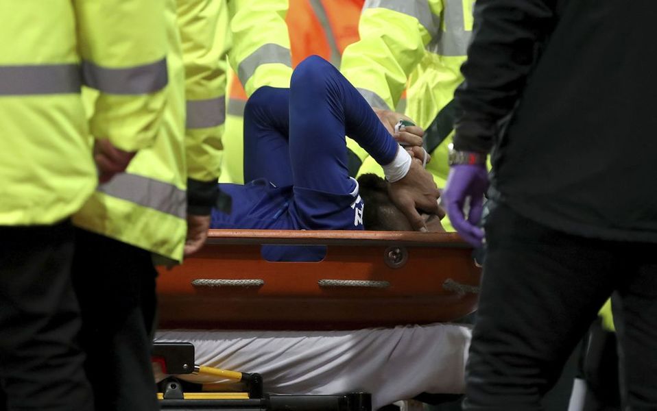 André Gomes es operado con éxito (AP)