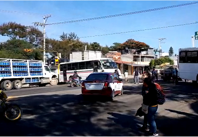 Los comuneros secuestraron camiones para bloquear la vialidad. (Óscar Rodríguez)