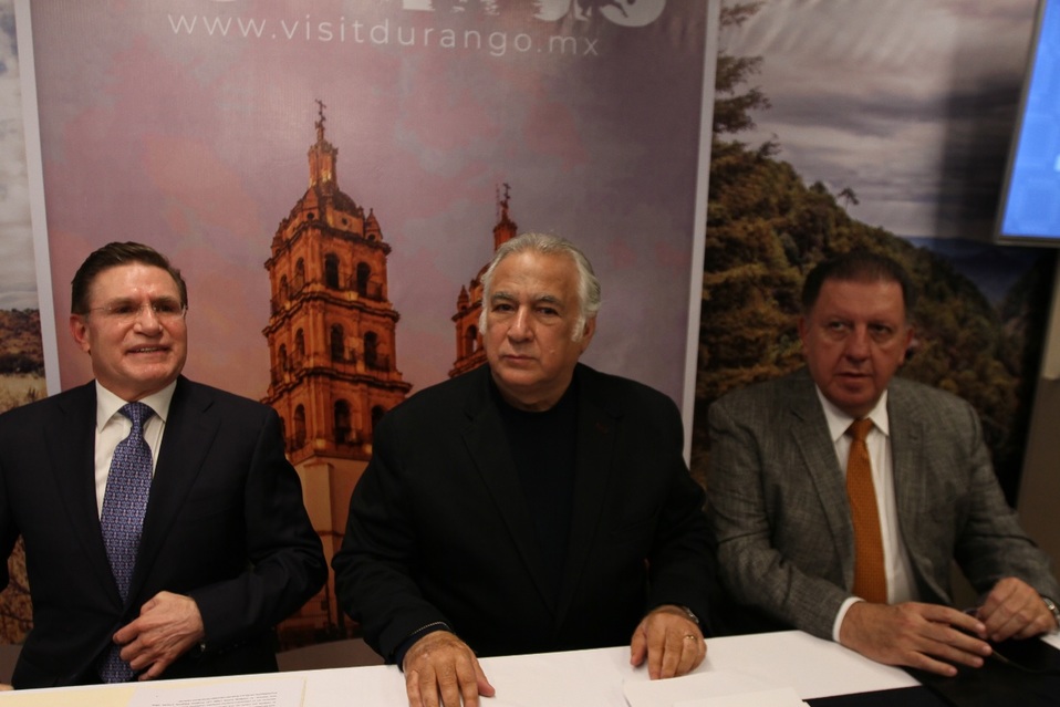 Conferencia del gobernador de Durango, Jose Rosa Aispuro, y el secretario de Turismo, Miguel Torruco. (Héctor Téllez | Milenio)