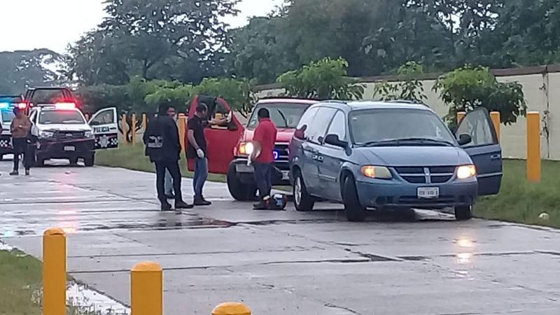 El cuerpo del dirigente sindical quedó junto a la camioneta en la que viajaba./ Isabel Zamudio