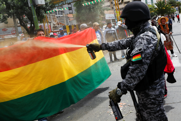 En Bolivia, manifestantes se enfrentan con policías. |Reuters