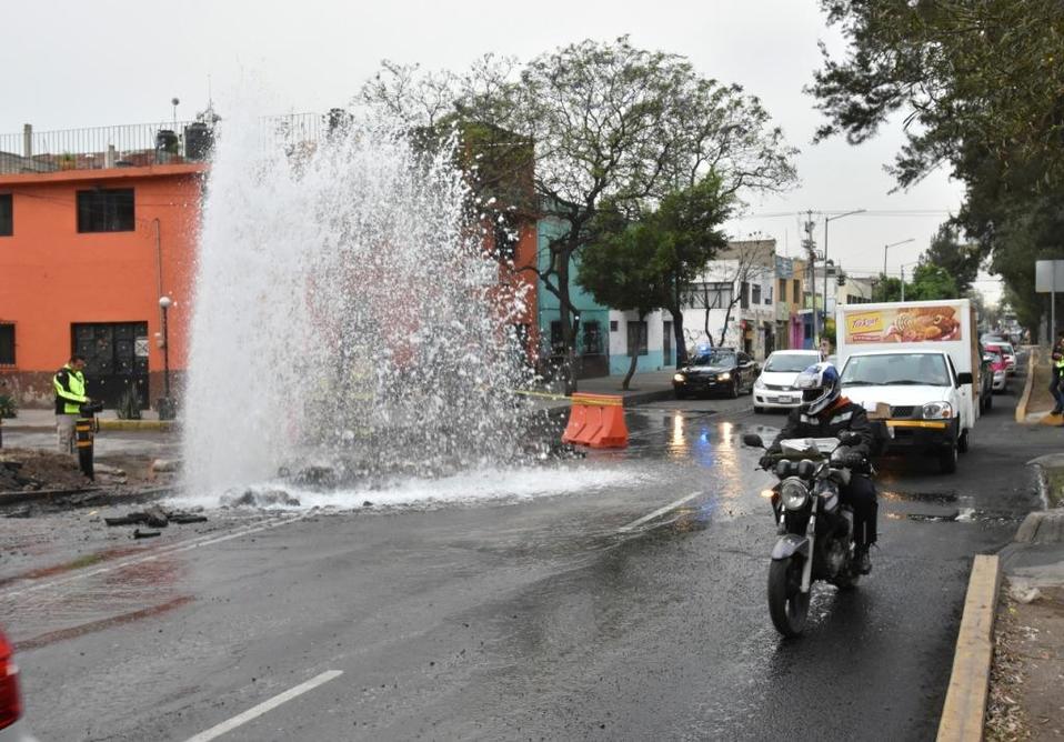 Fuga de agua en calles de CdMx. (Archivo Cuartoscuro)