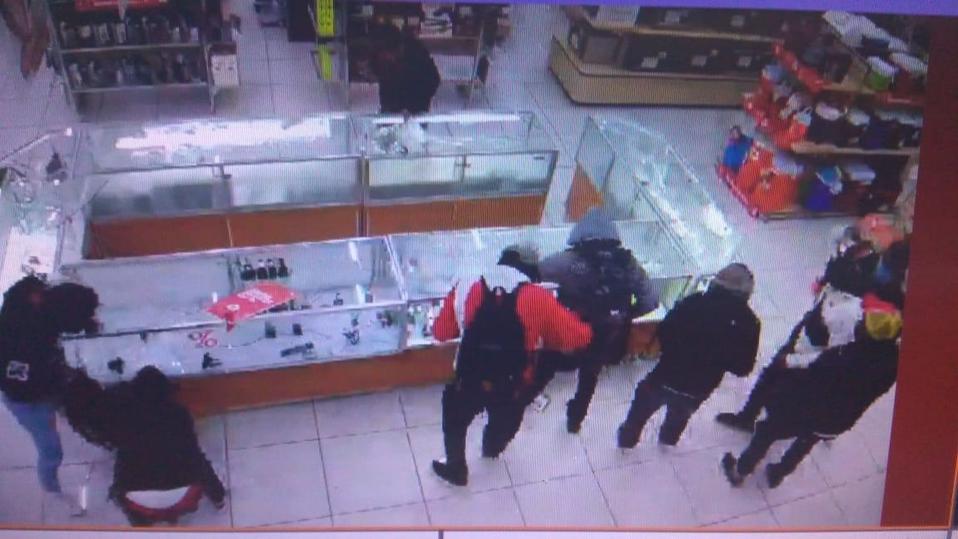 Hombres con máscras de payaso, ingresaron a una tienda departamental ubicada en el Centro Histórico, para sustraer objetos de valor y dinero. (Especia