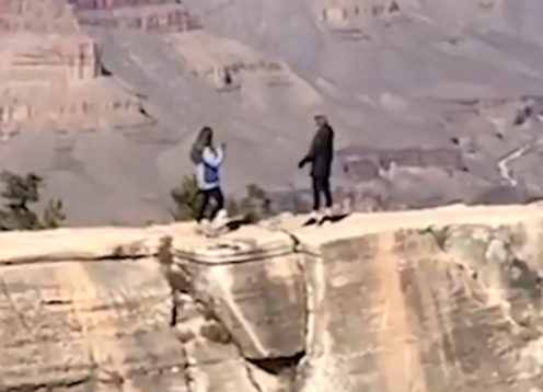 Una joven estuvo a punto de caer desde lo alto de un acantilado. (Captura de Pantalla)
