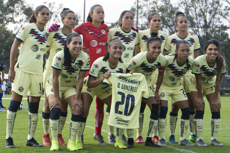 Jugadoras de América Femenil con la playera de Diana González (Imago7)