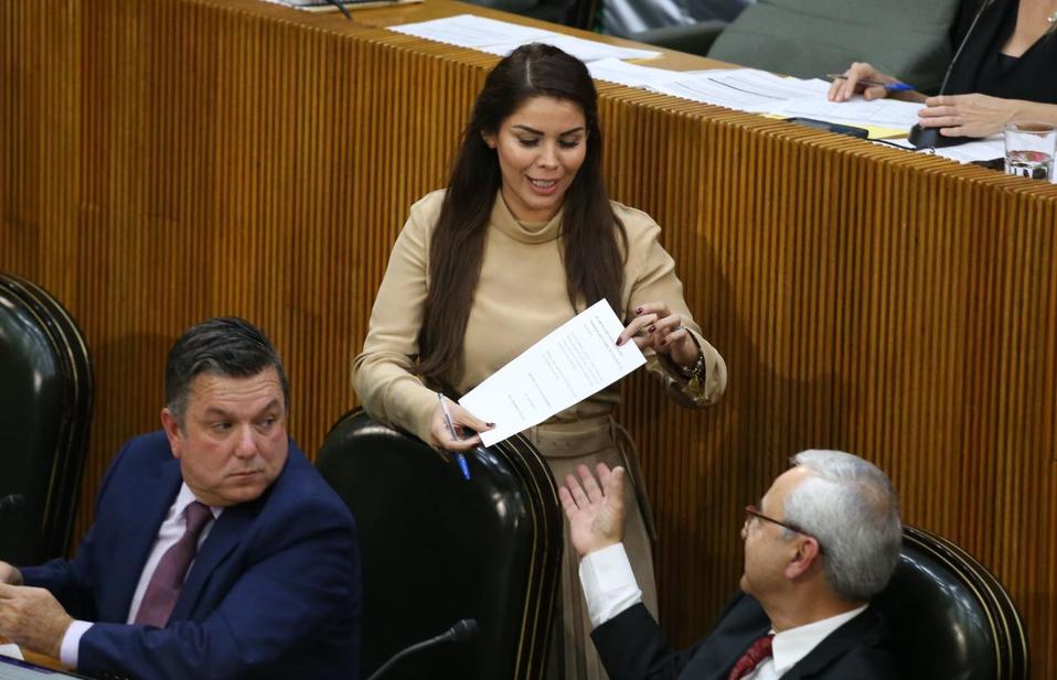 Karina Barrón, entregó a nombre de su partido un escrito a Manuel Vital, en el cual le pide su renuncia al puesto. (Foto: César Cubero)