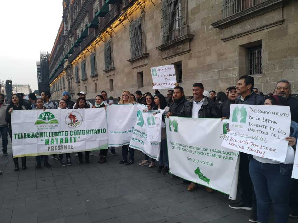 Maestros, trabajadores y alumnos de “Telebachillerato” se manifiestan afuera de Palacio Nacional. (César Velázquez)