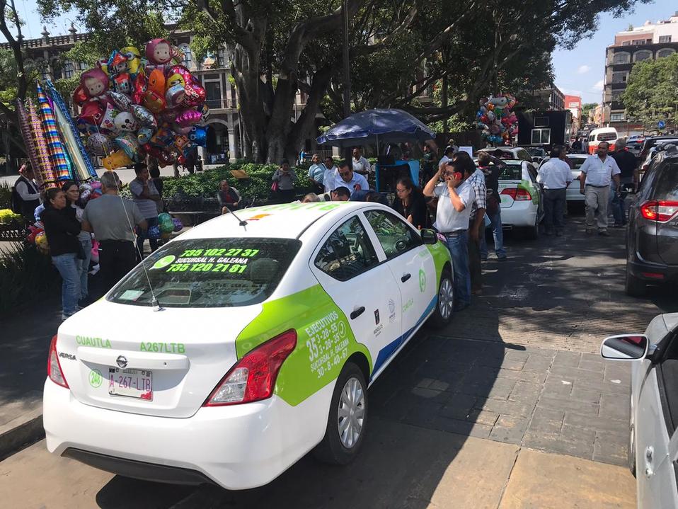 Los transportistas montaron un plantón en el zócalo de Cuernavaca. (David Monroy)
