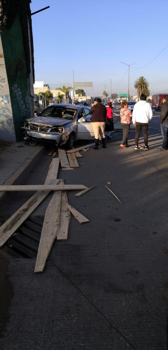 Tras el accidente, los uniformados sólo habilitaron un carril para que los automovilistas continuaran circulando. (Especial)