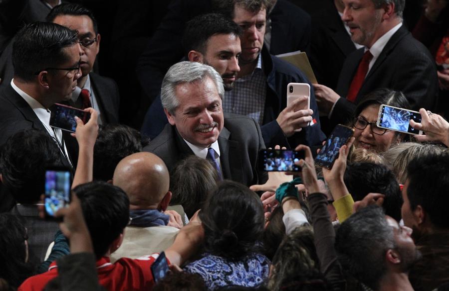 Alberto Fernández respondió algunas preguntas del público y se tomó algunas fotografías con los asistentes. (EFE)