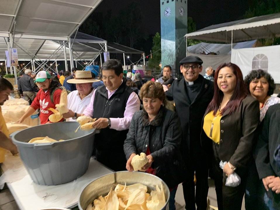 Alcalde de Xochimilco preparando tamales para el evento religioso. (Tomado de @XochiIglesia)