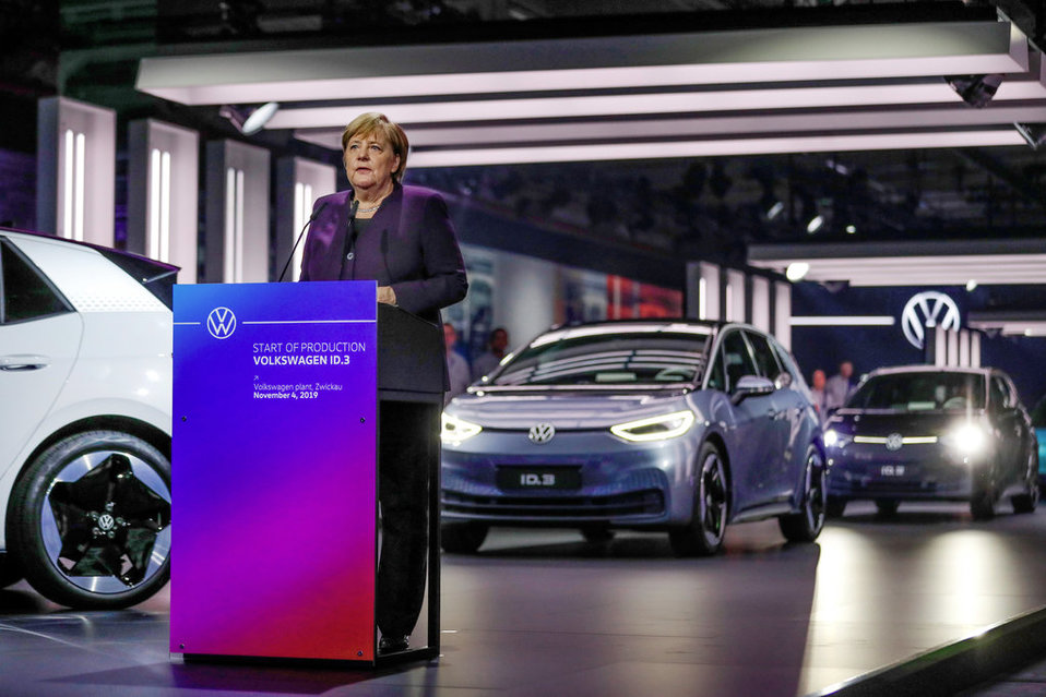 Angela Merkel inaugura primera fábrica de autos eléctricos de Volkswagen (Especial)