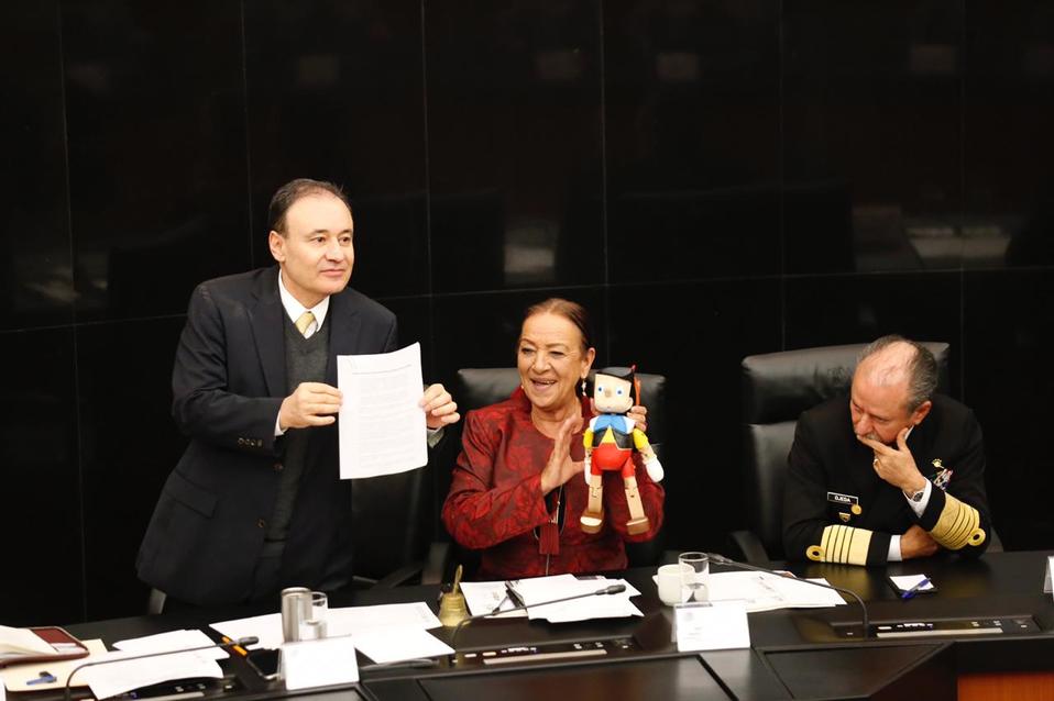 Durazo entregó un informe sobre Culiacán y recibió un Pinocho como obsequio/Nelly Salas.