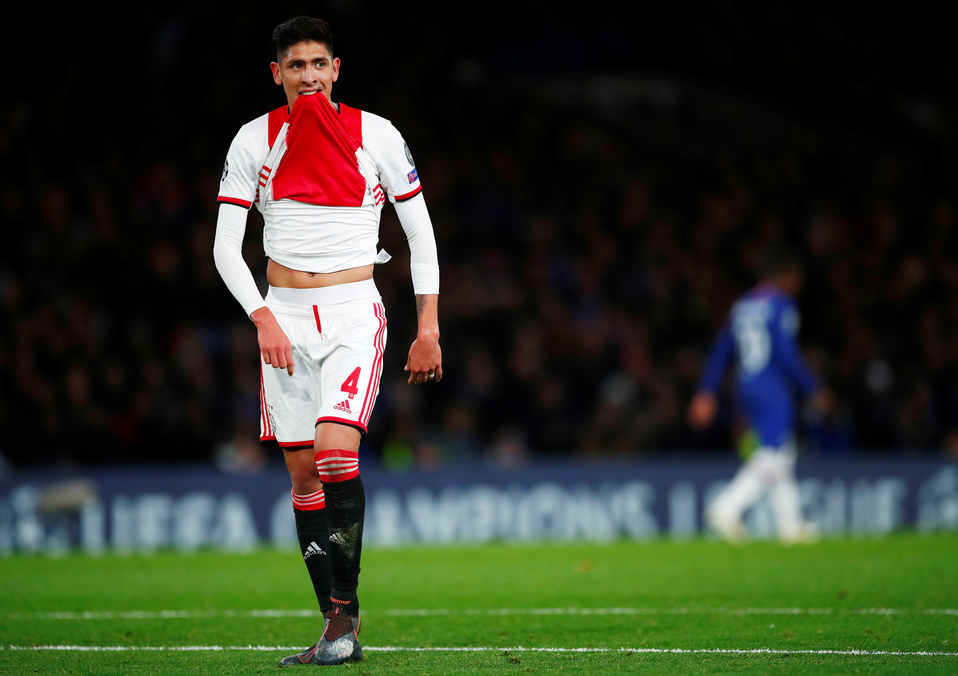 Con Edson Álvarez en la cancham Ajax deja ir triunfo ante Chelsea (Reuters)