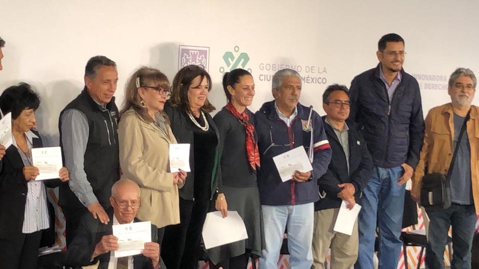 Entrega de apoyos para unidades habitacionales en Coyoacán. (Jorge Almazán)