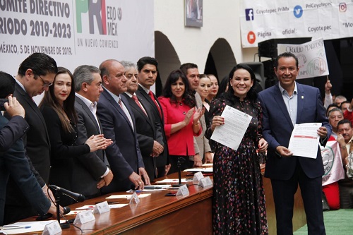 Fue arropada por decenas de militantes. (Claudia Aguilar)