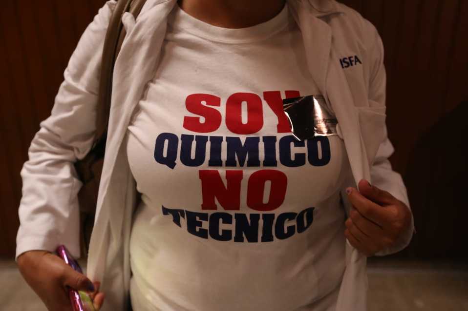 Los inconformes piden que sus puestos sean recodificados de técnicos laboratoristas a químicos (Octavio Hoyos)