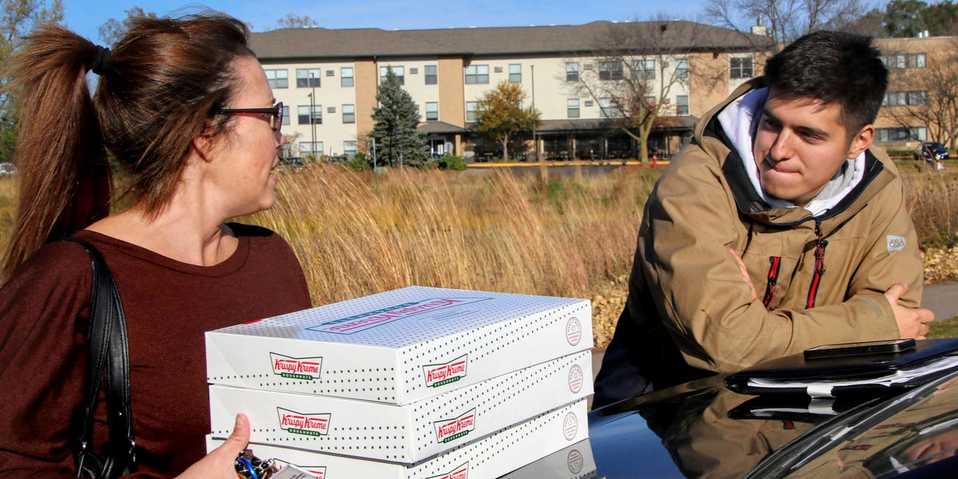 Jayson Gonzalez podrá seguir con la reventa de donas de Krispy Kreme. (AP)
