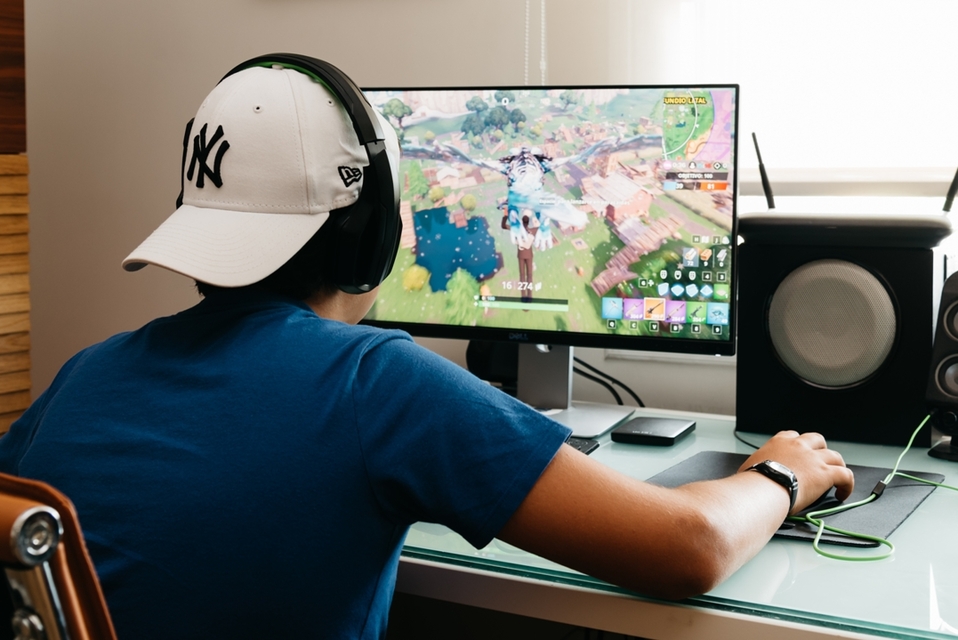 Un joven de Tailandia murió por derrame cerebral tras jugar todas las noches videojuegos (Shutterstock).
