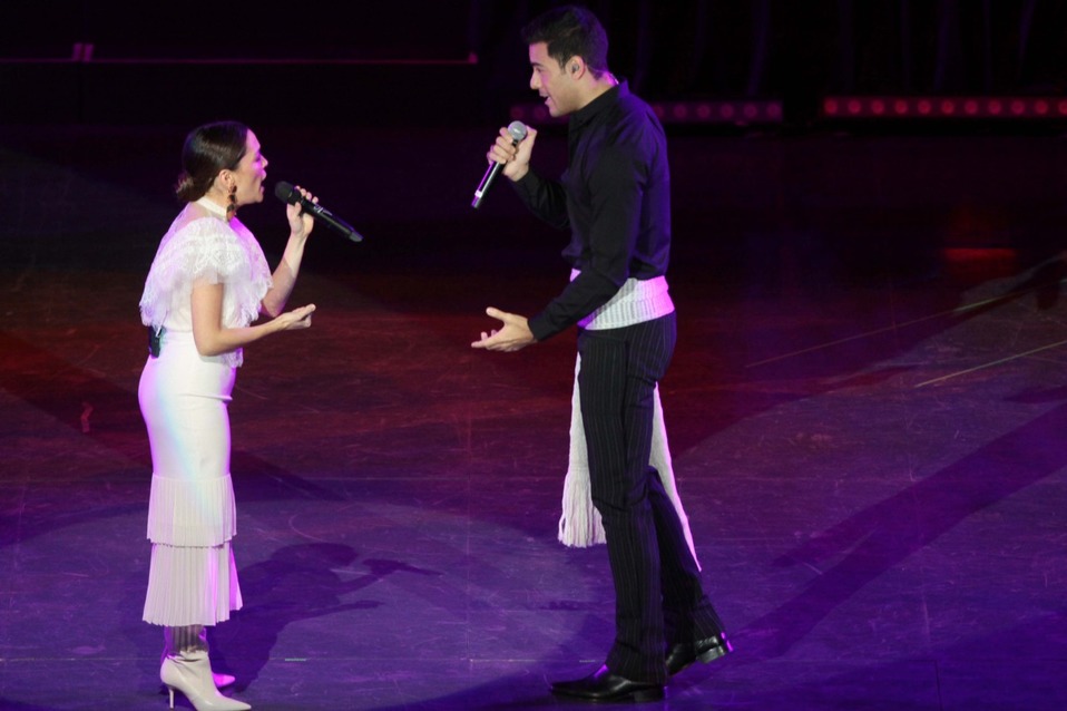 Natalia Lafourcade junto a Carlos Rivera (Alfonso Manzano).