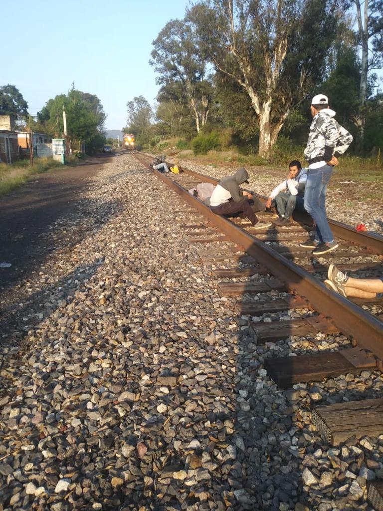 Normalista bloquean vías ferroviarias en Michoacán (Jocelyn Estrada)