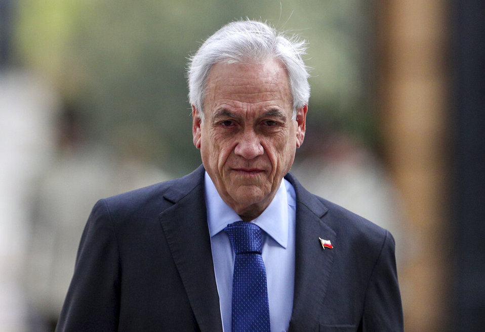 El presidente chileno Sebastián Pinera llega al palacio presidencial de La Moneda en Santiago. (AP)