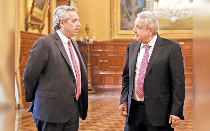 El presidente electo de Argentina, Alberto Fernández, visitó al mandatario mexicano en Palacio Nacional. (Especial)
