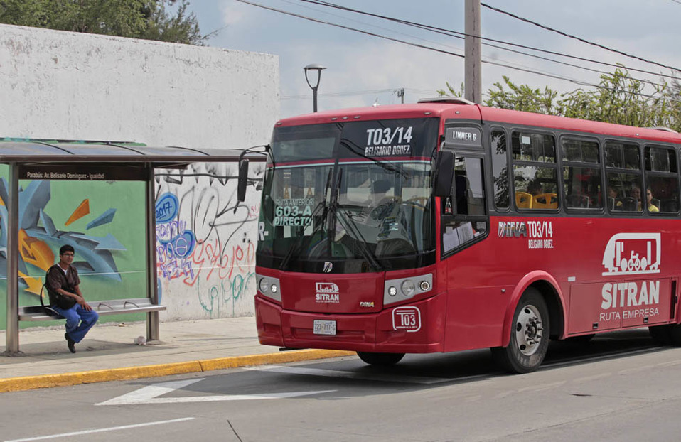 La ruta empresa Troncal 03 o T 03 en su derrotero por Belisario Dmínguez en Guadalajara (Fernando Carranza).
