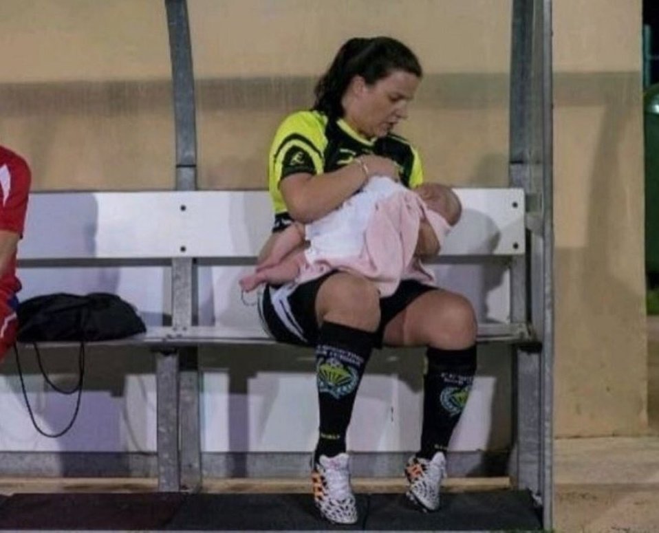 Ruth Ruano se hizo viral por una foto donde amamanta a su bebé en los entrenamientos de su equipo (Especial)