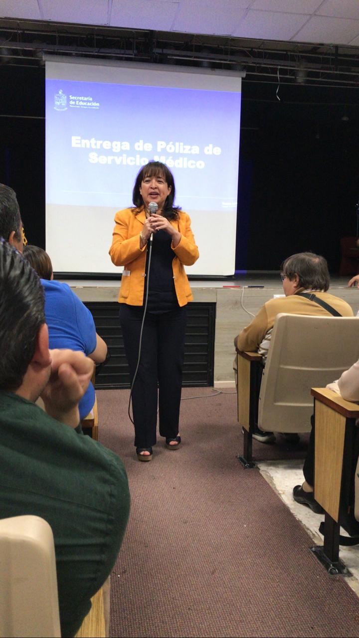 La Secretaría de Educación estatal entregó la póliza de servicios médicos a 700 profesores (Fotos: Especial)
