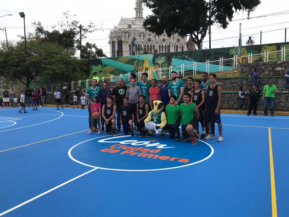 Supervisan remodelaciones de mini deportiva en Malecón del Río.